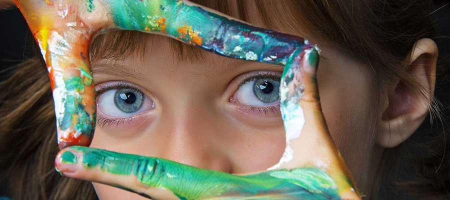 Enfant avec les mains pleines de peinture