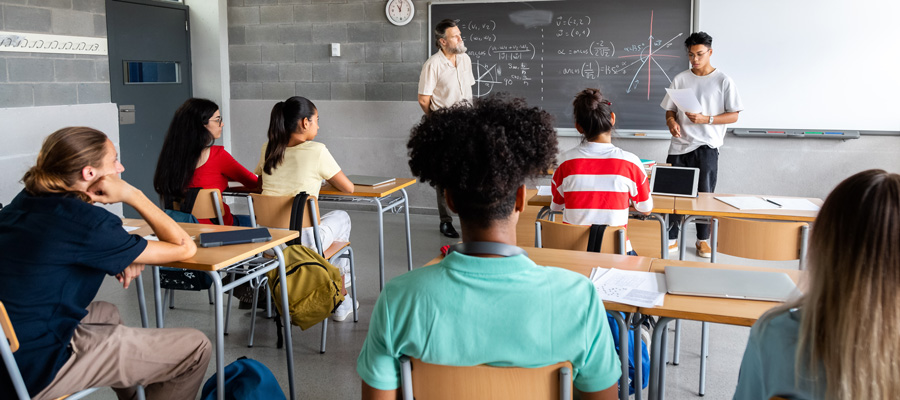 Élève qui fait une présentation orale au secondaire